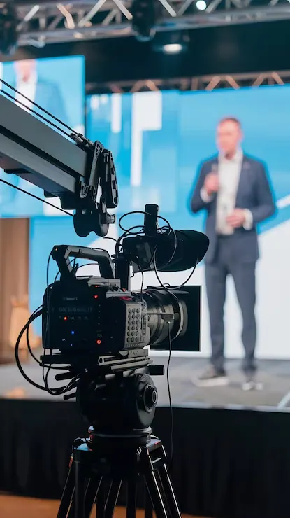 Câmera profissional captando um palestrante em um evento